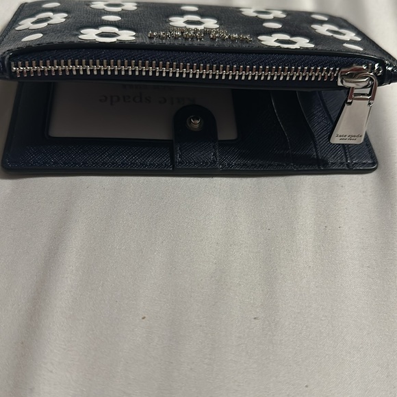 New with tags Kate Spade Morgan Daisy Dot Small Slim Bifold Wallet - Picture 4 of 6